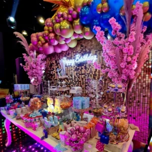 Mesa de Dulces Temático y Personalizado con Dulce Comercial y Postres y Fondo Shimmer - Cumpleaños